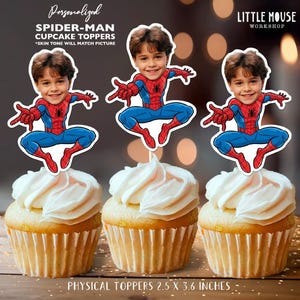 Puede incluir: Tres cupcakes con glaseado blanco y adornos para cupcakes de Spider-Man. Los adornos muestran a un ni&ntilde;o con un disfraz de Spider-Man. El texto de la imagen dice "Personalized Spider-Man Cupcake Toppers" y "Physical Toppers 6,35 x 9,14 cm."