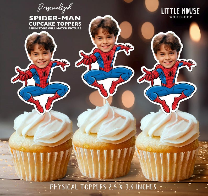 Puede incluir: Tres cupcakes con glaseado blanco y adornos para cupcakes de Spider-Man. Los adornos muestran a un ni&ntilde;o con un disfraz de Spider-Man. El texto de la imagen dice "Personalized Spider-Man Cupcake Toppers" y "Physical Toppers 6,35 x 9,14 cm."