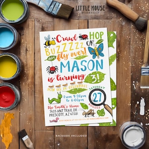 Könnte beinhalten: Eine farbenfrohe Geburtstagseinladung für einen Jungen namens Mason, der 3 Jahre alt wird. Die Einladung zeigt ein Cartoon-Insekten-Thema mit dem Text "Crawl, Buzz, Fly Over!" und eine Lupe mit dem Datum "Samstag, 27. August".