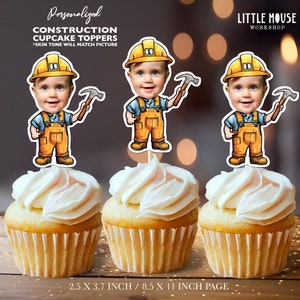 Puede incluir: Tres adornos para cupcakes de trabajador de la construcción de color amarillo y azul con un martillo. Los adornos miden 2,5 pulgadas por 3,7 pulgadas y están impresos en papel de 8,5 pulgadas por 11 pulgadas. Adornos para cupcakes de construcción personalizados. El tono de piel coincidirá con la imagen.
