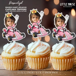 Könnte beinhalten: Drei Cupcakes mit weißem Zuckerguss, jeweils verziert mit einem personalisierten Mario Kart (Peach) Cupcake-Topper. Die Topper zeigen ein Kind in einem rosa Kart. Der Text auf dem Bild lautet "Personalized MARIO KART (PEACH) CUPCAKE TOPPERS".