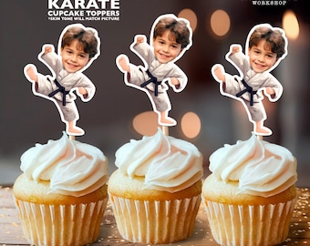 Puede incluir: Tres cupcakes con adornos personalizados con temática de karate. Cada adorno presenta la imagen de un niño de dibujos animados con uniforme de karate. Los cupcakes tienen glaseado blanco. El texto de la imagen dice "Personalized KARATE CUPCAKE TOPPERS" y "PHYSICAL TOPPERS 5,6 x 8,1 cm."