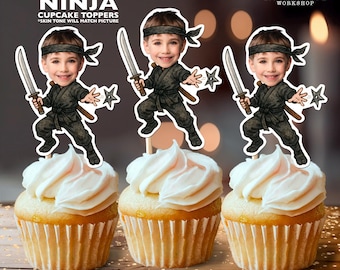 Puede incluir: Tres cupcakes con adornos con temática de ninja. Cada adorno presenta un ninja de dibujos animados con una espada y una estrella arrojadiza. Los cupcakes tienen glaseado blanco. El texto de la imagen dice "Personalized NINJA CUPCAKE TOPPERS" y "PHYSICAL TOPPERS 6,8 x 9,4 cm."