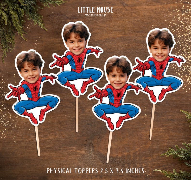 Puede incluir: Cuatro adornos para tartas con tem&aacute;tica de Spiderman con la cara de un ni&ntilde;o. Los adornos tienen forma de Spiderman, con trajes rojos y azules. Cada adorno mide 6,35 cm x 9,14 cm.