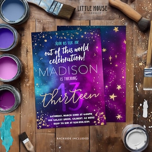 Puede incluir: Invitación de cumpleaños con temática de galaxia en morado y azul con purpurina dorada y estrellas. La invitación dice "¡Únete a nosotros para una celebración fuera de este mundo! Madison cumple trece años. Sábado 23 de marzo a las 4:00 p. m. 1112 Galaxy Drive, Gilbert, AZ 65112. RSVP a Kim al 520.555.1234. Reverso incluido."