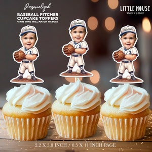 Könnte beinhalten: Drei Cupcakes mit weißem Zuckerguss, jeweils verziert mit einem Baseball-Pitcher-Cupcake-Topper. Die Topper zeigen eine Cartoon-Illustration eines Kindes in Baseball-Uniform, das einen Baseball hält und eine Kappe trägt. Der Text "Personalized Baseball Pitcher Cupcake Toppers" ist sichtbar.
