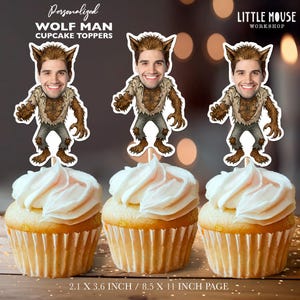 Könnte beinhalten: Drei Cupcakes mit weißem Zuckerguss, jeweils mit einem "Wolf Man"-Cupcake-Topper. Die Topper zeigen ein lächelndes Gesicht mit Werwolf-Merkmalen. Der Text "Personalized WOLF MAN CUPCAKE TOPPERS" ist sichtbar. Die Seitengröße beträgt 21,6 x 27,9 cm.