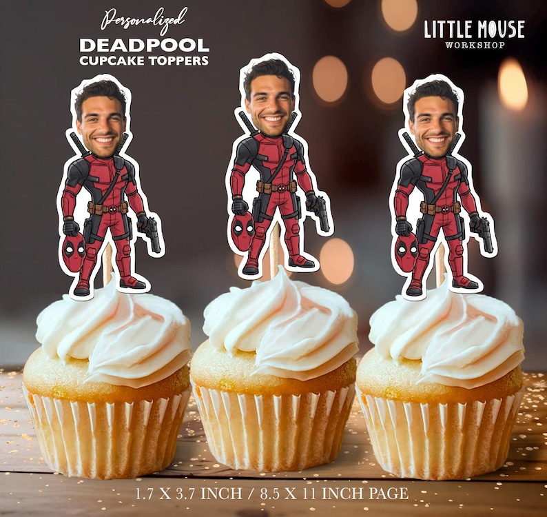 Puede incluir: Tres cupcakes con glaseado blanco, cubiertos con adornos para cupcakes de Deadpool. Los adornos presentan una ilustraci&oacute;n de dibujos animados de Deadpool sosteniendo un arma y su m&aacute;scara. El texto en la imagen dice: "Personalized DEADPOOL CUPCAKE TOPPERS" y "LITTLE MOUSE WORKSHOP".