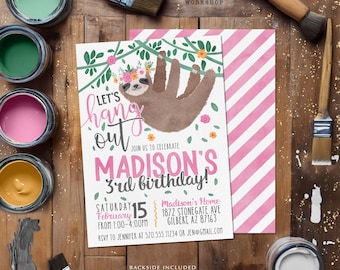 Może przedstawiać: Różowe i zielone zaproszenie na urodziny z leniwcem wiszącym na gałęzi. Zaproszenie zawiera napis "Let's hang out" i "Join us to celebrate Madison's 3rd birthday!" Zaproszenie zawiera również datę, godzinę i miejsce imprezy.