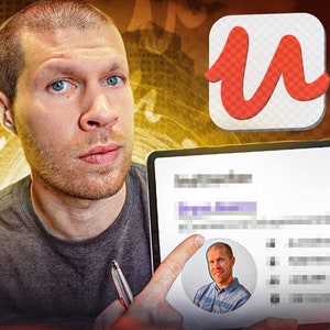 Op de afbeelding: Een man houdt een tablet vast waarop een profiel op het scherm wordt weergegeven. De profielfoto is van een man met kort bruin haar. Het tabletscherm toont ook een lijst met items met wazige tekst. De man wijst met zijn rechter wijsvinger naar de profielfoto. De tablet bevindt zich voor een wazige achtergrond met een rood en wit logo voor de app "Canva" in de rechterbovenhoek.