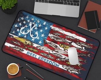 Alfombrilla de escritorio Reel Freedom con la bandera estadounidense y diseño de peces / Alfombrilla de ratón patriótica para pesca
