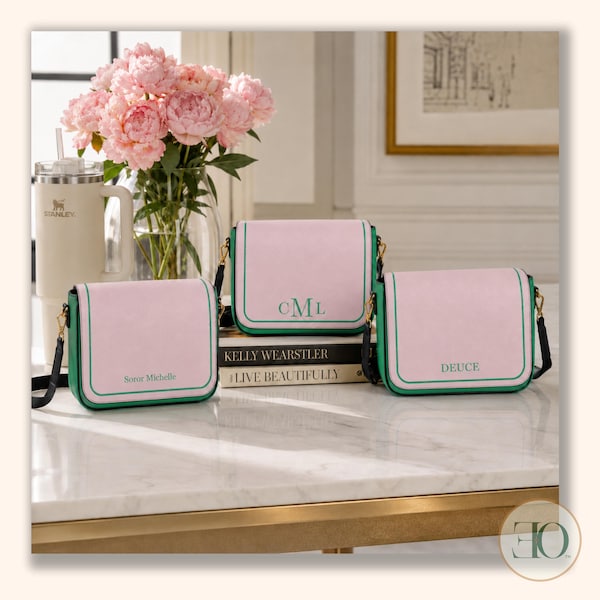 Borsa a tracolla personalizzata rosa e verde in ecopelle con monogramma, ideale come regalo per donna.