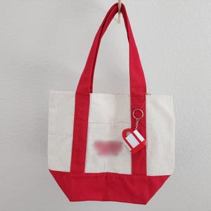 Trader Joes Einkaufstasche Keychain | Micro Tragetasche | Taschenanhänger | Niedliche Tasche als Schlüsselanhänger Kleines Neuheit Zubehör | 3D gedruckter Schlüsselanhänger | Pastell Tote Bild 3