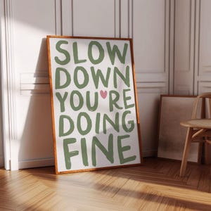 Sakta ner, du gör fin musik, texttryck, uppmuntrande väggkonst, positiv bekräftelse, salviagrön väggkonst, minimalistisk upplyftande poster