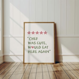 以下が含まれることがあります： 5つ星の評価と「CHEF WAS CUTE, WOULD EAT HERE AGAIN」というテキストが書かれた額装されたプリントです。