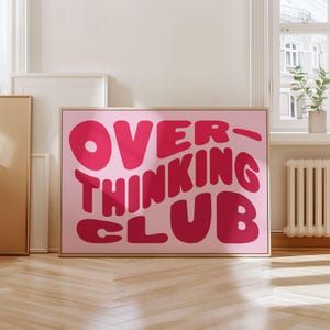 Impresiones del Club Overthinking, arte de pared retro rosa, tipografía, arte de pared de dormitorio preppy para chicas adolescentes, carteles estéticos de afirmación diaria horizontales