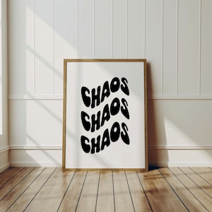 Póster de CAOS en blanco y negro con texto ondulado, decoración de habitación estética minimalista, arte de pared monocromático de moda de los años 70, impresiones tipográficas divertidas, arte de pared retro