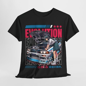 Könnte beinhalten: Schwarzes T-Shirt mit einem Grafikdruck eines blauen und weißen Autos, an dem eine Frau arbeitet. Der Text "EVOLUTION" ist in Rot und der Text "Authentic" ist in Weiß. Der Text "進化の限界." ist in Japanisch.