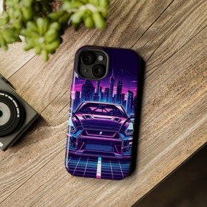 Könnte beinhalten: Eine schwarze Handyhülle mit einer Retro-Illustration eines Sportwagens, der nachts durch eine Stadt fährt. Der Wagen ist lila und blau mit einem Neon-Glanz. Die Skyline der Stadt ist im Hintergrund.
