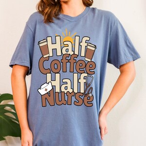 Camiseta de enfermera con colores cómodos y café, regalo para enfermeras, divertida camiseta unisex de enfermera, camiseta de agradecimiento para enfermeras, amantes del café, regalo para profesionales de la salud.