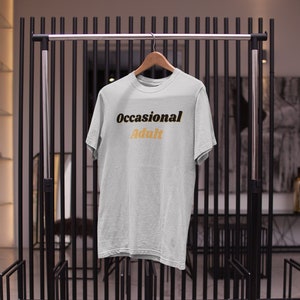 Camisa ocasional de letras negras para adultos, gran calidad, camisa más vendida, camisa para adultos de tendencia, camisa para hombres, camisa para mujeres, favoritos de verano, ¡regalo!