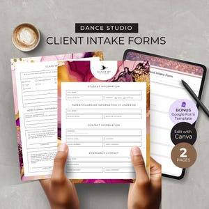 Puede incluir: Formularios de admisión de clientes para un estudio de danza. Los formularios tienen un diseño rosa, dorado y blanco. Incluyen secciones para información del estudiante, información de contacto y contacto de emergencia. También hay una tableta y una taza de café.