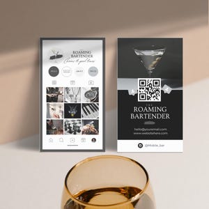 Pode incluir: Um cartão de visita preto e branco com o texto "The Roaming Bartender" e um código QR. O cartão também inclui o texto "hello@youremail.com", "www.websitehere.com" e "@Mobile_bar".