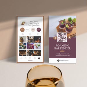 Może przedstawiać: Wizytówka dla mobilnego baru o nazwie "The Roaming Bartender". Wizytówka zawiera kod QR, dane kontaktowe i nazwę profilu w mediach społecznościowych. Tło jest ciemnofioletowe z białym tekstem. Wizytówka znajduje się obok zdjęcia dwóch szklanek z ciemnym płynem i plasterkami limonki.
