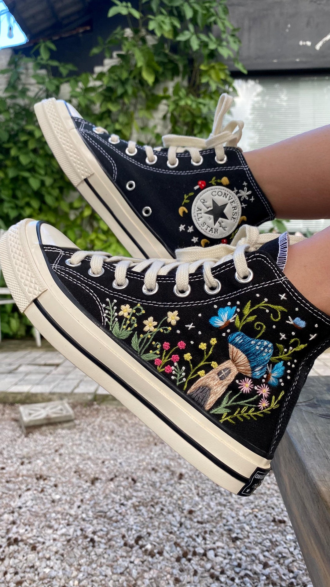 Zapatillas Converse con forma de hongo bordadas a mano Zapatillas altas Converse bordadas a medida Zapatillas Converse Chuck Taylor personalizadas para bodas de los anos 70 Etsy Espana
