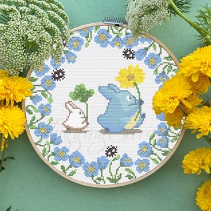 Patrón de punto de cruz de un mini Totoro esponjoso con jardín de flores (PDF, archivo para guardar patrones)