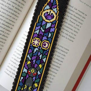 Könnte beinhalten: Schwarzer Lesezeichen mit einem Buntglasdesign mit einer Katze, Würfeln und einer Uhr. Das Lesezeichen hat einen schwarzen, gewellten Rand und eine goldene Umrandung. Der Text "EXAMPLE ONLY INSTANT DOWNLOAD PDF" ist sichtbar.