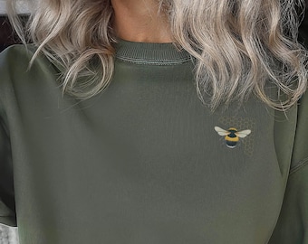 Bumblebee Minimalistic Sweatshirt | Cozy Bee Sweater | Shirt Gift for Beekeepers Gardeners Lawncare Summer