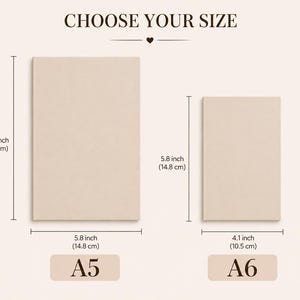 Pode incluir: Duas folhas de papel retangulares bege rotuladas como A5 e A6. A folha A5 mede 21 cm por 14,8 cm. A folha A6 mede 14,8 cm por 10,5 cm. O texto CHOOSE YOUR SIZE &eacute; exibido no topo com um pequeno &iacute;cone de cora&ccedil;&atilde;o abaixo.