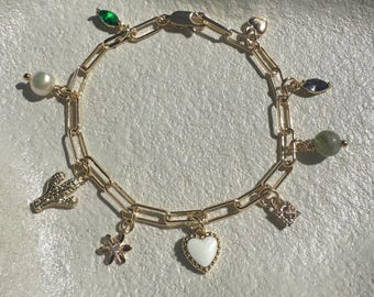 Crea tu propia pulsera con dijes Y2K