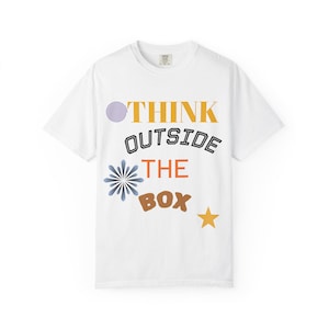 Maglietta unisex "Think Outside The Box" - Regalo creativo, abbigliamento casual, abbigliamento ispiratore, maglietta con grafica unica, regalo per sognatori