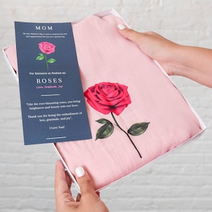Cadeau Fête des Mères | Écharpe personnalisée à fleurs roses | Cadeau unique pour maman | Cadeau fête des mères | Foulard à pampilles personnalisé avec carte-cadeau