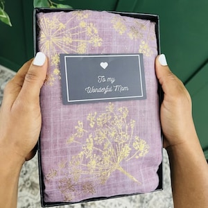 Einzigartiges Geschenk für Mama | Personalisierte Lavendel Rose Gold Folie Blume Schal Geburtstagsgeschenk für jemand Besonderes | Muttertagsgeschenk | Geschenk für Sie