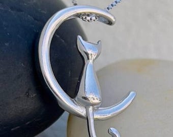 Collar de gato y luna en plata de ley 925. Colgante minimalista de luna creciente hecho a mano. Joya de gato de plata. Regalo para ella y el Día de la Madre.