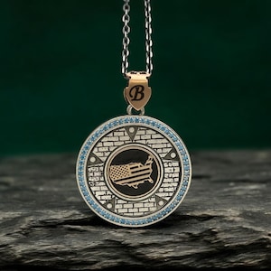 Pendentif personnalisé en argent 925 avec pierre zircon et carte du pays brodée - Collier artisanal en argent sterling, pierre zircon et carte du pays