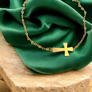 Pulsera de cruz personalizada de oro macizo de 14 quilates: joyería delicada con inicial personalizada