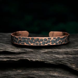Brazalete minimalista - Brazalete grabado de hombre - Brazalete de cobre con letra de hombre - Brazalete de cobre hecho a mano - Brazalete de cobre con nombre personalizado -