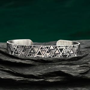 Brazalete minimalista de plata con forma de triángulo - Pulsera de plata de ley con forma de triángulo geométrico hecha a mano - Elegante brazalete geométrico - Brazalete de plata para hombre