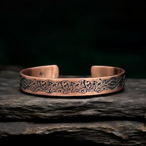 Brazalete con diseño en relieve - Brazalete de cobre hecho a mano con símbolo tribal - Brazalete de cobre para hombre - Brazalete de cobre personalizado - Brazalete con letras personalizadas