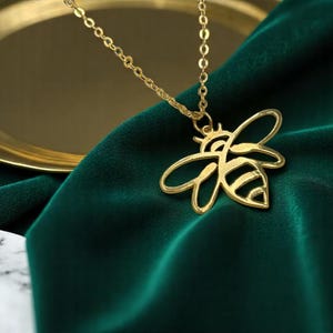Collier artisanal à pendentif abeille en or massif 14 carats
