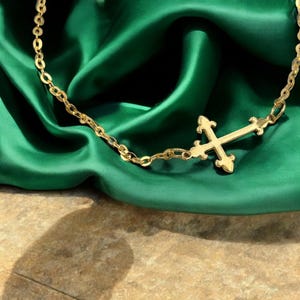 Pulsera de cruz de oro macizo de 14 quilates: delicada joyería cristiana