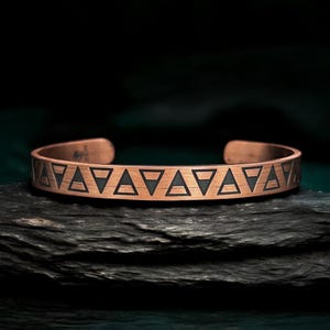 Pulseras de cobre únicas hechas a mano - Brazalete de cobre grabado - Brazalete de cobre para hombre - Brazalete de cobre con letra personalizada - Brazalete de cobre personalizado