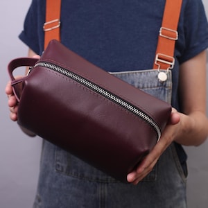 Burgundy Zippered Makeup Bag with Handle, Dopp Kit with Name, Leather Travel Organizer – Personalized Toiletry Bag for Bridesmaid Gifts