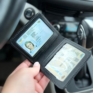 Custom Minimalist Wallet – Slim Leather ID Holder for Driver’s License & Credit Cards, Personalized Gift for Travelers or Corporate Teams