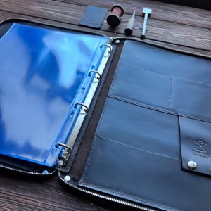 Pasta de couro A4 personalizada – pasta com 4 argolas e porta-passaporte, capa de diário recarregável para 5º aniversário e presentes de despedida de colegas de trabalho