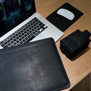Personalizowane etui na laptopa – Minimalistyczny pokrowiec ze skóry naturalnej na MacBooka Air i Pro, spersonalizowany prezent dla inżynierów oprogramowania i programistów